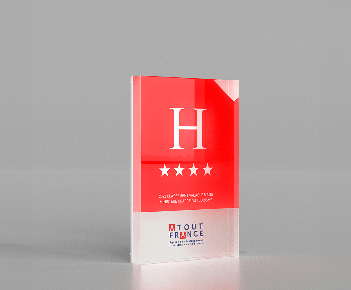 Acrylux Block 10×15cm with four-star hotel classification plaque in vibrant red, printed on clear acrylic