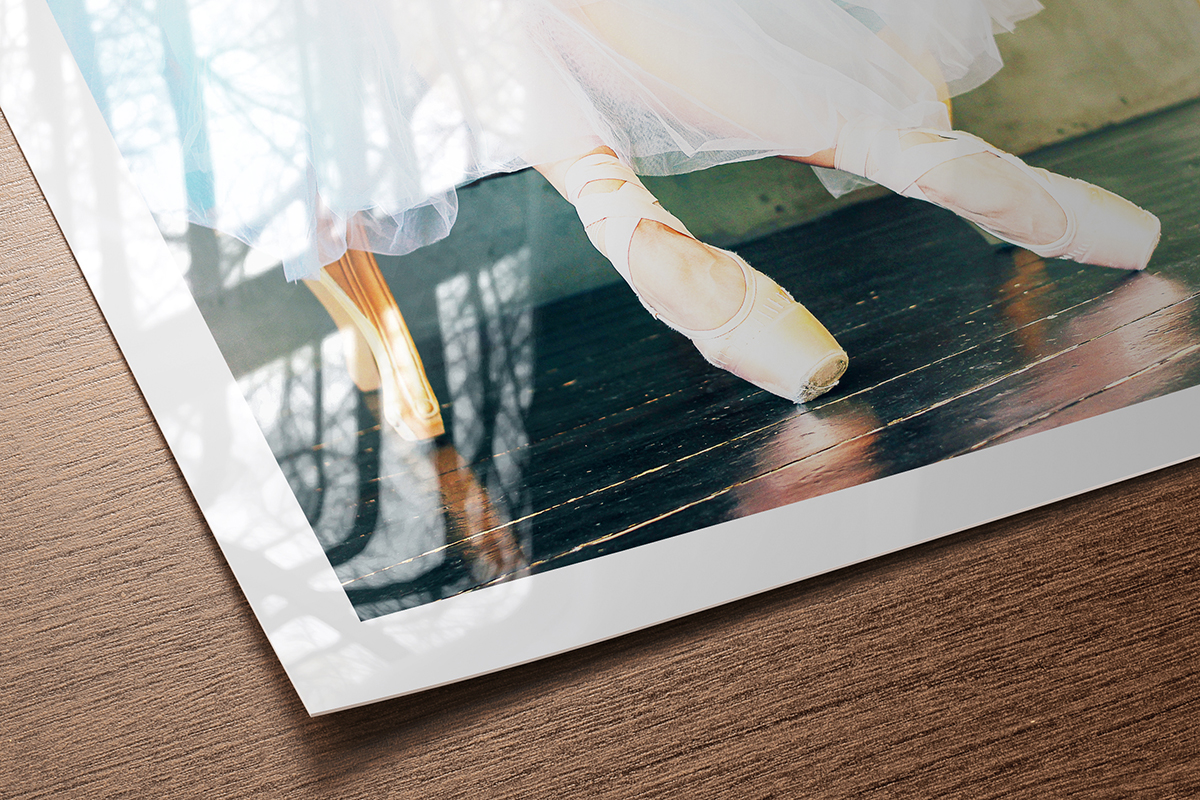 Hahnemühle Sustainable Photo Glossy 220 paper swatch with smooth glossy surface and bright white eco-friendly base