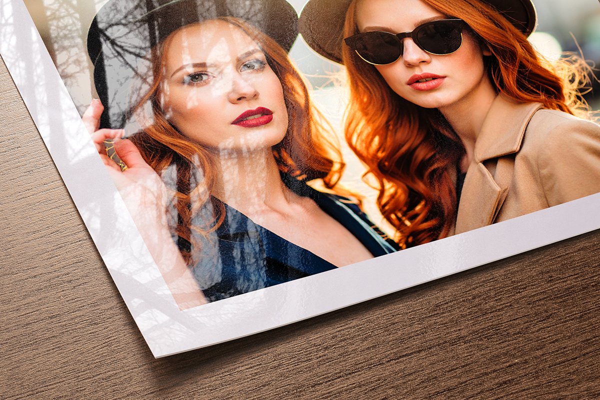 Hahnemühle Baryta FB fine art paper swatch showing high-gloss surface with deep blacks and bright white base