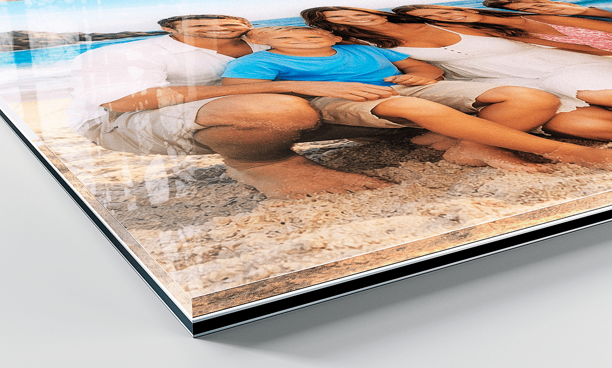 Corner detail of an Acrylux Classic print showing glossy plexiglass with black Dibond backing