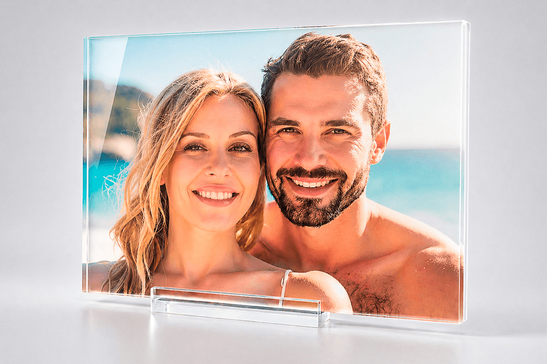 Acrylux Mini with beach photo of couple, standing on transparent plastic foot