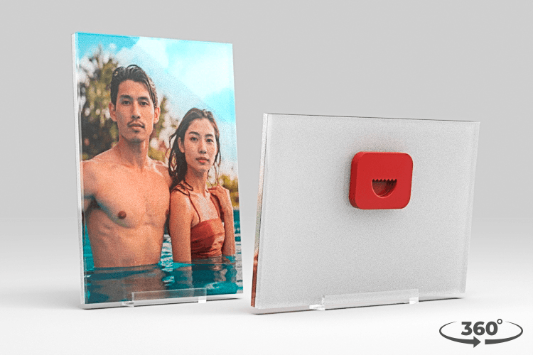 360° view of an Acrylux Mini acrylic photo print on transparent plexi stand