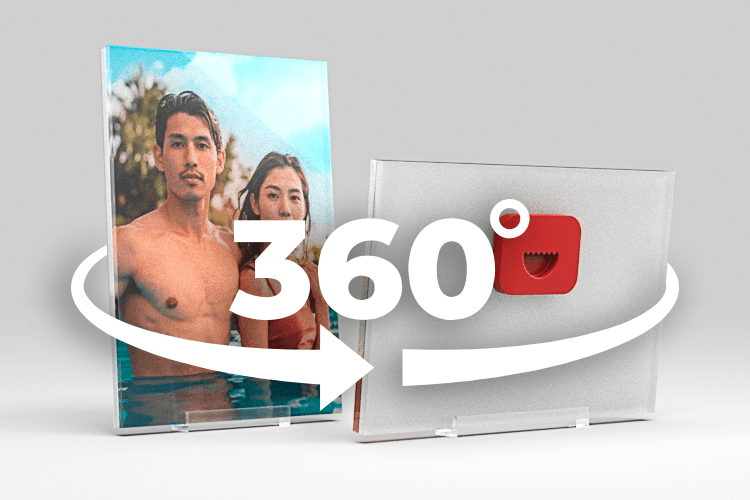 360° view of an Acrylux Mini acrylic photo print on transparent plexi stand
